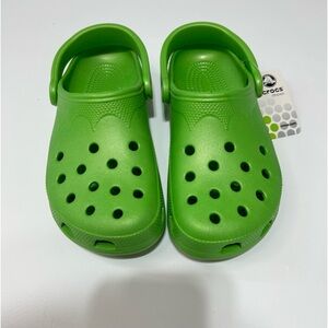 NWT Crocs women’s Size 6-7 green